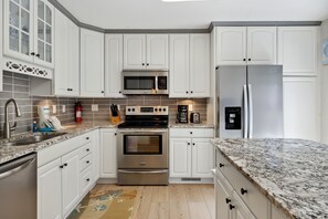 冷蔵庫、電子レンジ、オーブン、コンロ