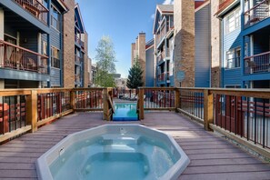 A heated pool - River Mountain Lodge Galena Gulch Condo: Ski-In, Downtown Breck (Breckenridge)