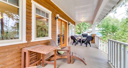 Bayfront Dog-Friendly Cottage with Porch, Gas Grill, WiFi & Beach Access