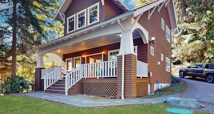 Bayfront Dog-Friendly Cottage with Porch, Gas Grill, WiFi & Beach Access