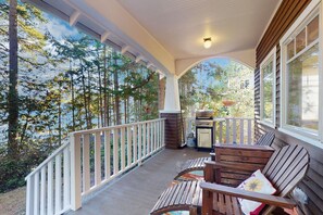 Property grounds - Bayfront Dog-Friendly Cottage with Porch, Gas Grill, WiFi & Beach Access (Port Townsend)