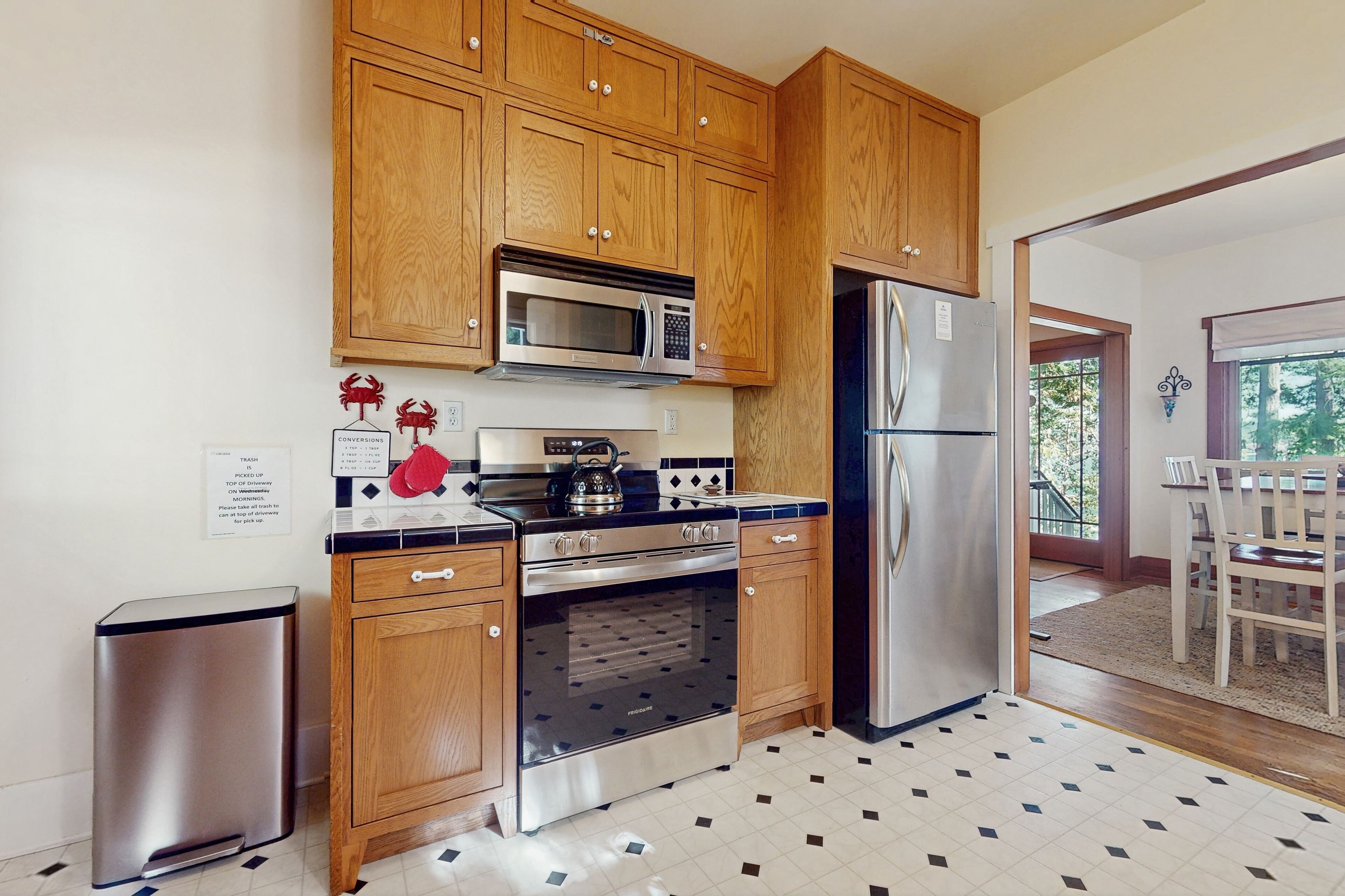 Jääkaappi, mikroaaltouuni, uuni, liesi