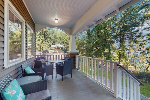 Bayfront Dog-Friendly Cottage with Porch, Gas Grill, WiFi & Beach Access