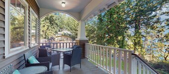 Bayfront Dog-Friendly Cottage with Porch, Gas Grill, WiFi & Beach Access