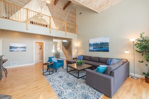 Fernseher, Kamin, DVD-Player, Computerbildschirme