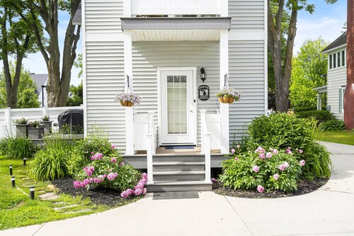 Beautifully Renovated Home, Blocks from Restaurants and Entertainment!