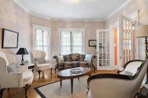 Smart TV, fireplace, DVD player, books - Beautifully Renovated Home, Blocks from Restaurants and Entertainment! (Petoskey)