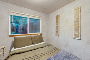 2 bedrooms, internet, bed sheets