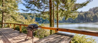 便利なロケーションとプライベートデッキ付きの犬に優しい湖畔の家!