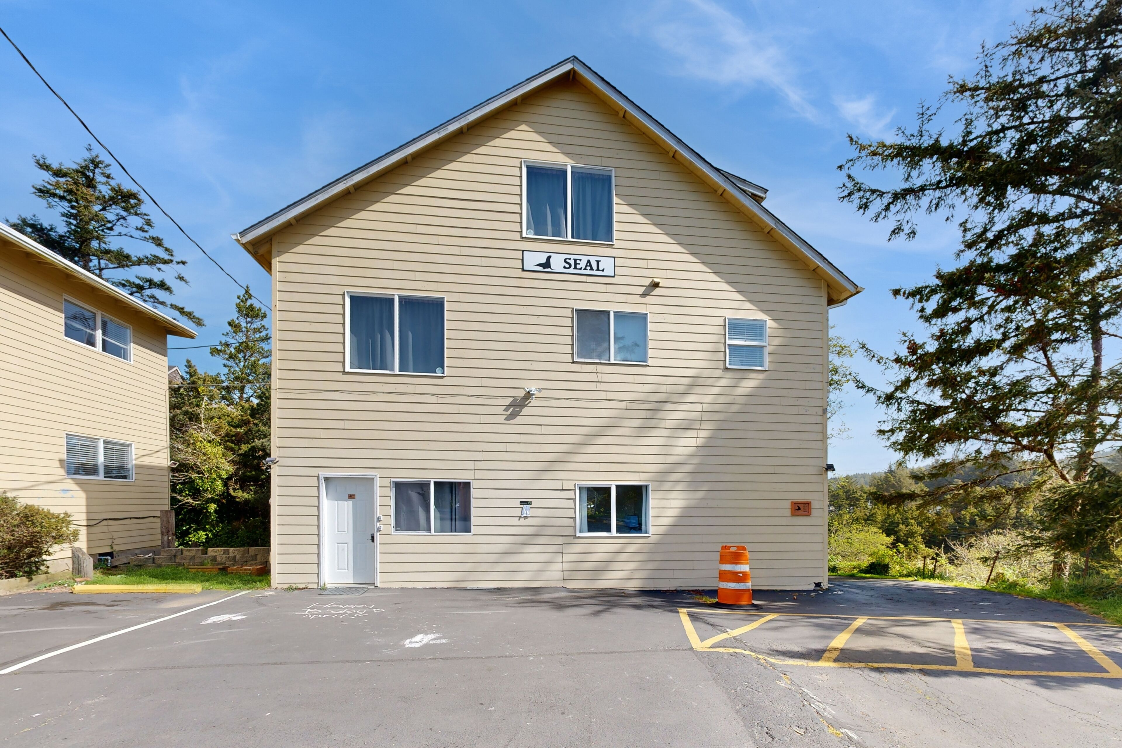 Dog-Friendly Cozy Coastal Condo - Minutes from the Beach