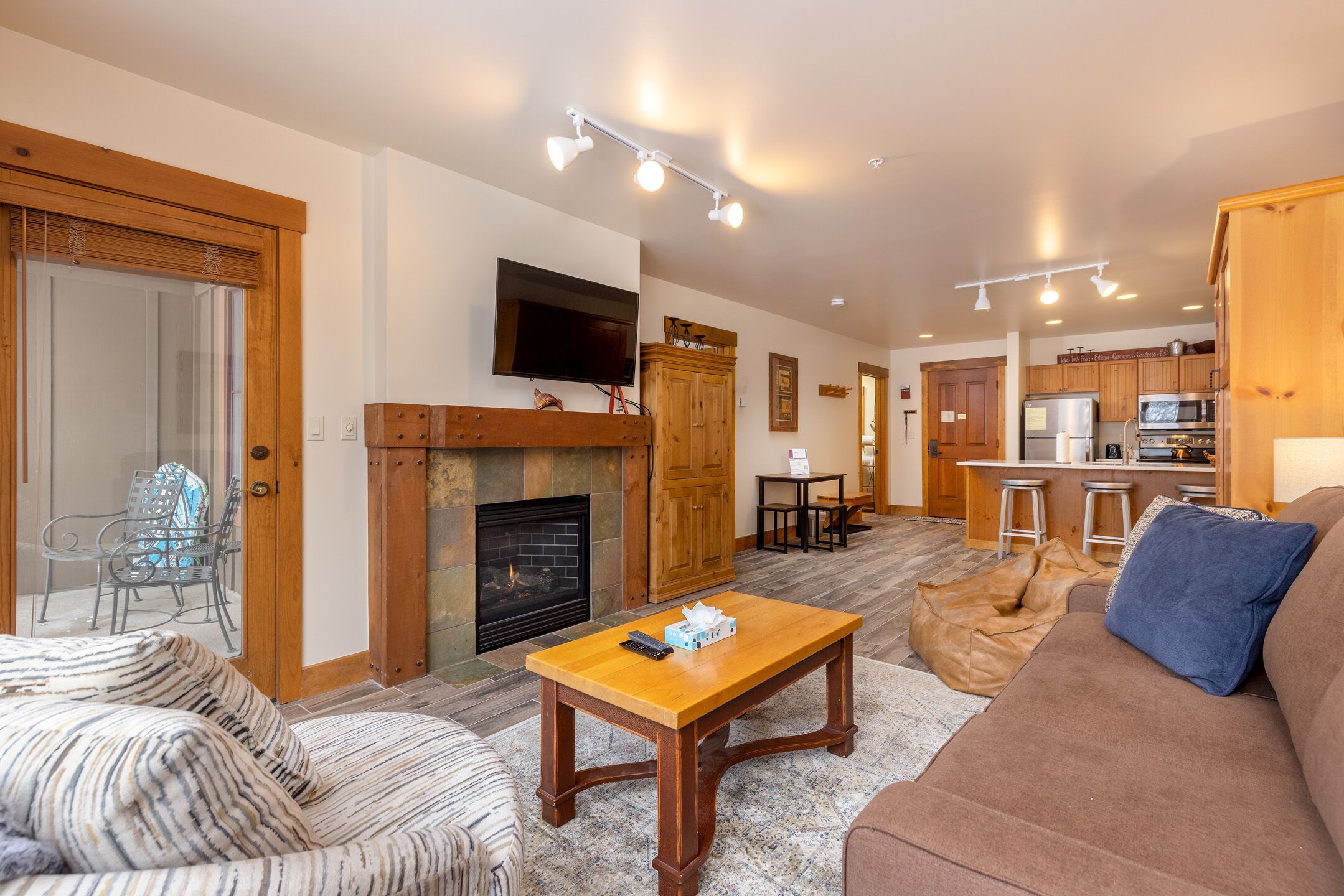 1 Bedroom w/2 Bathrooms, Beautiful Views, Walk to Lifts, Shops, Dining