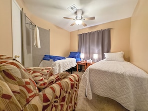 4 bedrooms, iron/ironing board, free WiFi, bed sheets