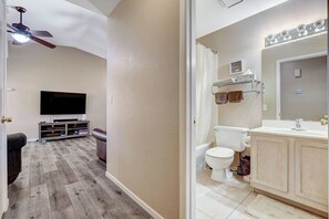 Combinazione doccia/vasca, asciugacapelli, asciugamani, sapone