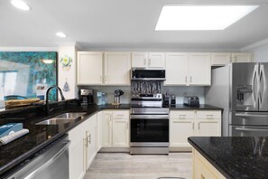 Køleskab, mikrobølgeovn, ovn, kogeplade