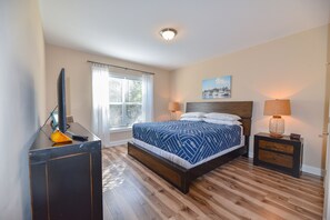 3 bedrooms, iron/ironing board, free WiFi, bed sheets - Lovely home, beach, family fun, pools pet friendly! (Long Neck)