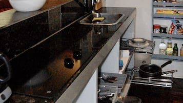 Jääkaappi, mikroaaltouuni, uuni, liesi