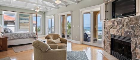 Televisión, chimenea, reproductor de DVD y estéreo