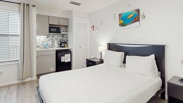 Iron/ironing board, bed sheets