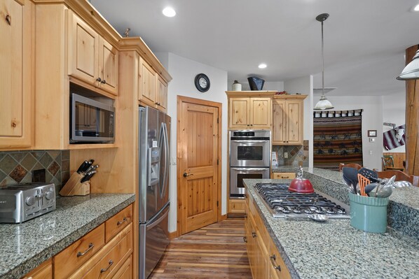 Jääkaappi, mikroaaltouuni, uuni, liesi