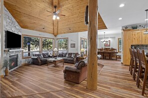 テレビ、暖炉、DVD プレーヤー、卓球台