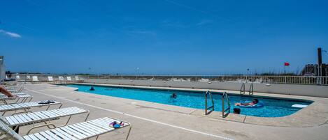 Una piscina cubierta, una piscina climatizada