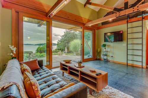 Bayfront getaway with amazing views and easy access to nearby attractions