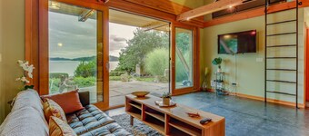 Bayfront getaway with amazing views and easy access to nearby attractions