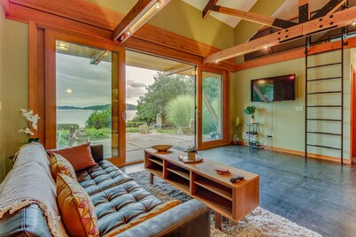 Bayfront getaway with amazing views and easy access to nearby attractions