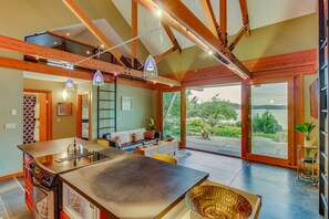 Interior - Bayfront getaway with amazing views and easy access to nearby attractions (Anacortes)