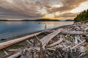 On the beach - Bayfront getaway with amazing views and easy access to nearby attractions (Anacortes)