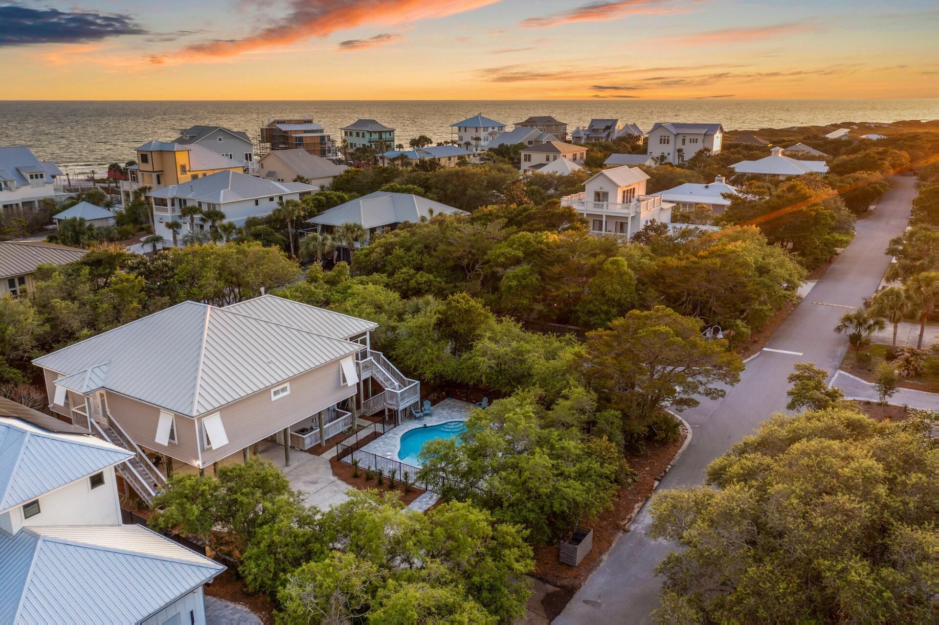Spend Fall by the Beach! "Fair Dinkum" Private Pool! Steps to Beach!