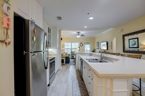 冰箱、微波炉、烤箱、炉灶