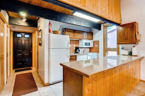 Fridge, microwave, oven, stovetop - Affordable Mountain Getaway: Conveniently Located, Pool Access SDT15 (Breckenridge)
