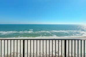 På stranden