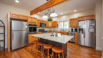 Frigorifero, microonde, forno, piano cottura