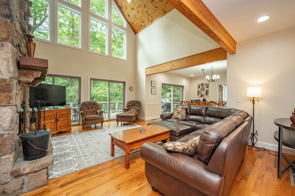 Smart TV, lareira, DVD player, mesa de pingue-pongue