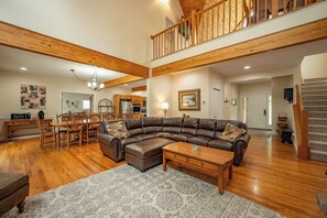 Smart TV, lareira, DVD player, mesa de pingue-pongue