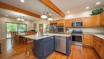 Geladeira, micro-ondas, fogão, cooktop