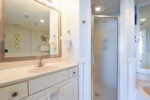 淋浴/盆浴组合、按摩浴缸、吹风机、毛巾