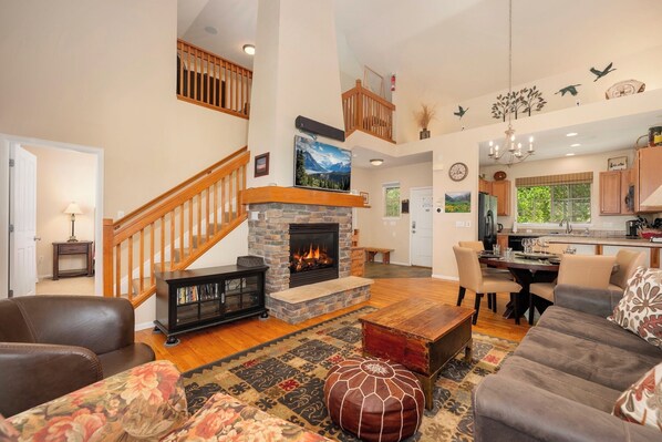 Una Smart TV, una chimenea, videojuegos, un reproductor de DVD