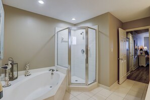 Baignoire, séchoir à cheveux, serviettes fournies