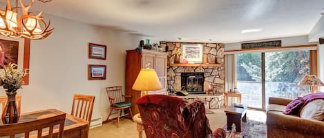 TV, fireplace
