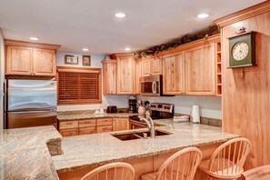 Fridge, microwave, stovetop, dishwasher