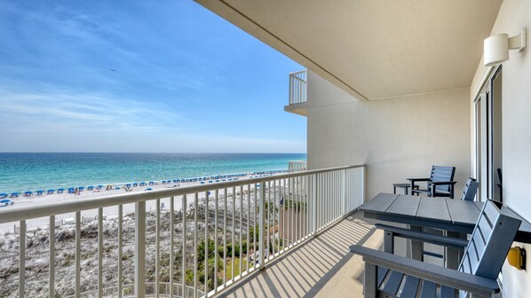 Un balcon avec vue sur la plage et l’océan.