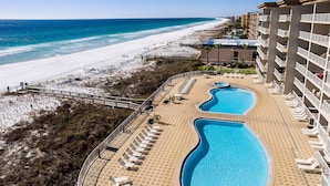 Un resort con zona de piscina, acceso a la playa y vista al océano.