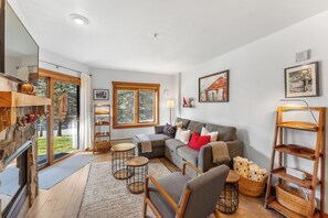 Fernseher, Kamin, DVD-Player