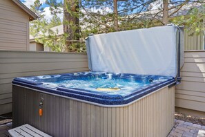 Outdoor spa tub - 5 Vine Maple - Gorgeous! Hot Tub, Theater Room, Golf Course, A/C, SHARC Passes, Bikes (Sunriver)