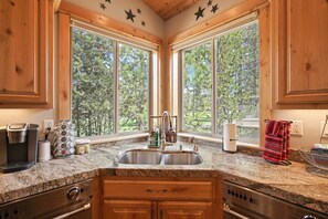 Fridge, microwave, oven, stovetop - 5 Vine Maple - Gorgeous! Hot Tub, Theater Room, Golf Course, A/C, SHARC Passes, Bikes (Sunriver)