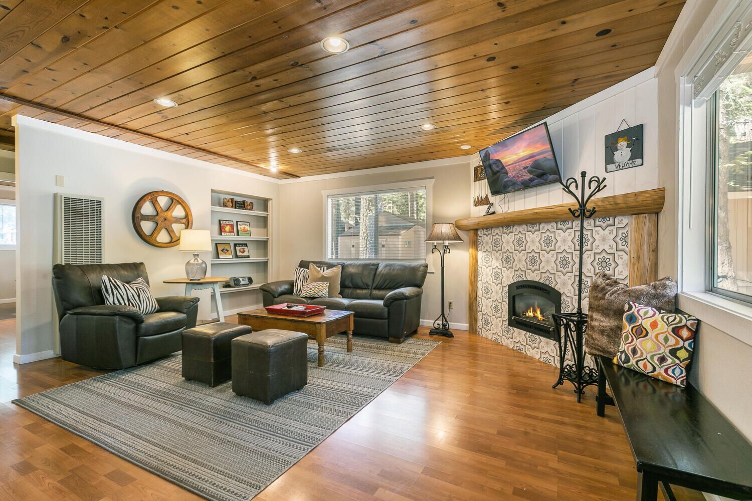 TV, fireplace