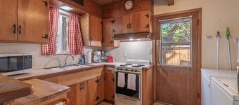 Economical Kings Beach Cabin with Garage - Walk to Beach “The Raccoon Shanty”